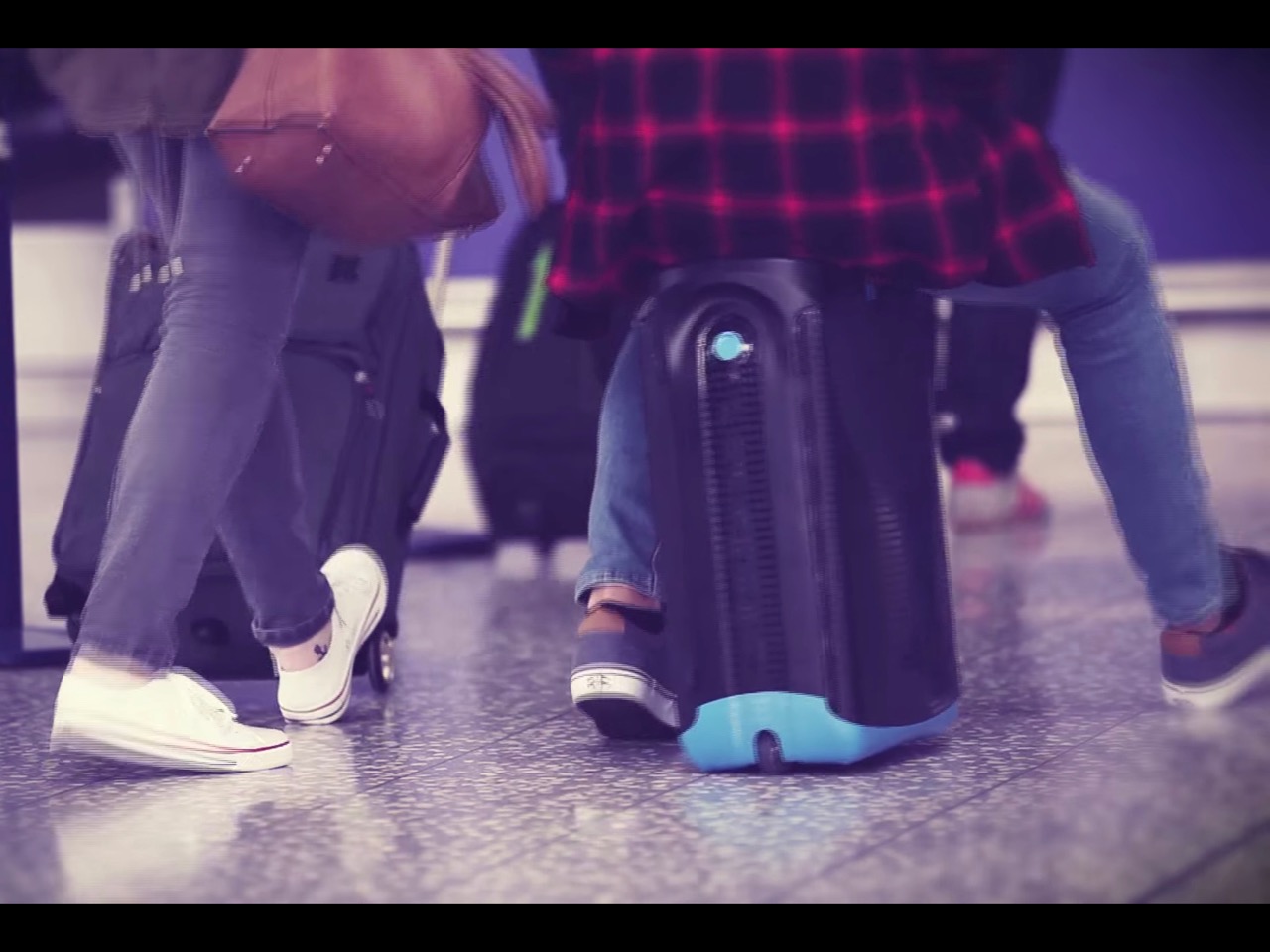引く 座る 滑らせる 今までにない使い方ができるスーツケース Jurni は10代旅行者の味方 Techable テッカブル
