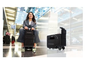 座って乗って時速8kmで移動できる 世界初の電動モーター付きスーツケース Modobag Techable テッカブル