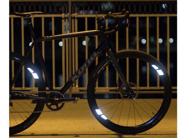どの角度から見ても光る反射板 Flectr 360 で自転車走行の安全を確保 Techable テッカブル
