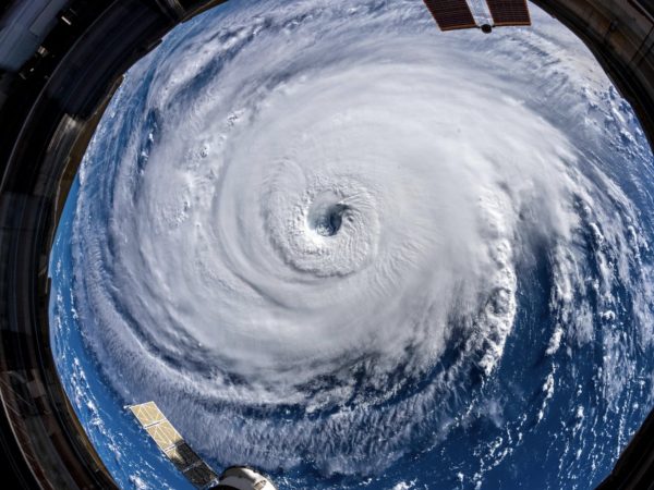米国東部に接近中のハリケーン「フローレンス」、宇宙からの写真に中心