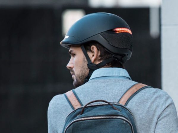 方向指示ライトを灯せる自転車用スマートヘルメット「FARO」は転倒も自動検知！