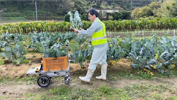 人に追従する賢い輸送ロボットは、農業分野改革の一手となるか？