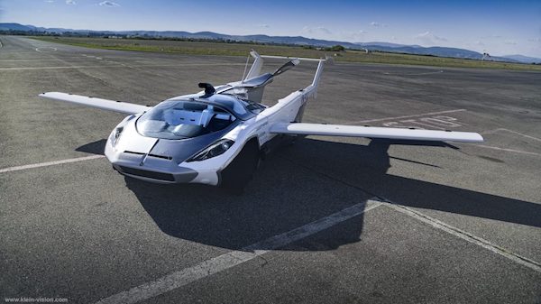 翼が生える陸空両用自動車、テスト飛行に成功