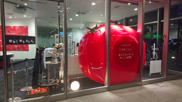 YE DIGITALのショールームに、九州工業大学発のトマト収穫ロボット登場！