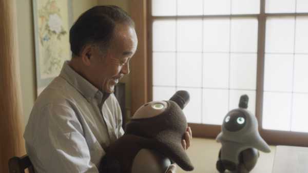 GROOVE X、家族ロボット「LOVOT」の高齢者や子どもへのヘルスケア効果を検証