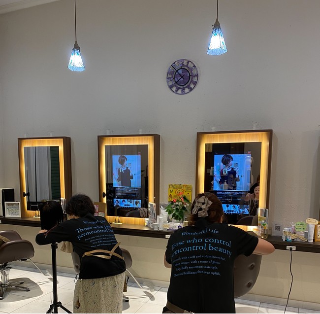美容室の鏡をスマホに変える「ミラーロイド」が教育用コンテンツを追加へ | Techable(テッカブル)
