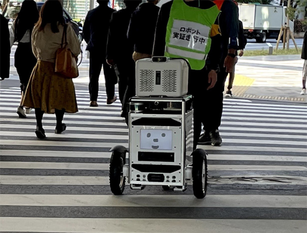 日本初！ 信号機を認識する自動走行ロボット、屋外配送に成功