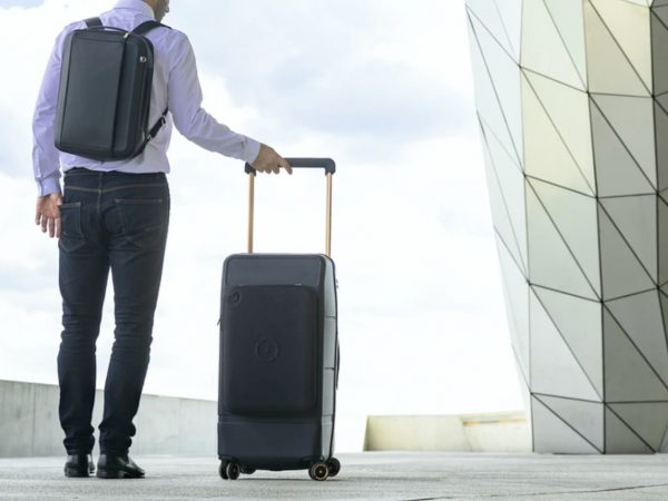 指紋認証で解錠できるスーツケース「KABUTO」はデバイス充電ポケット着脱も！
