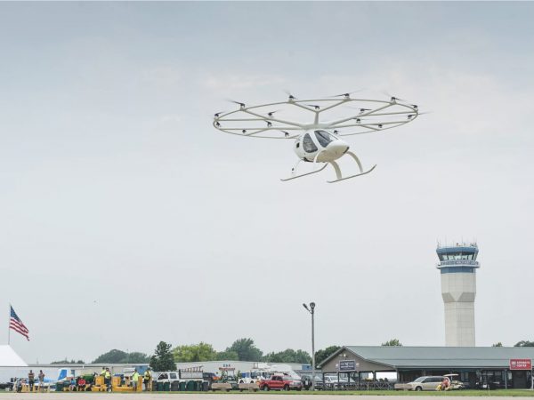 空飛ぶタクシー時代を実感?! Volocopterが米航空ショーで有人テストフライトを実施