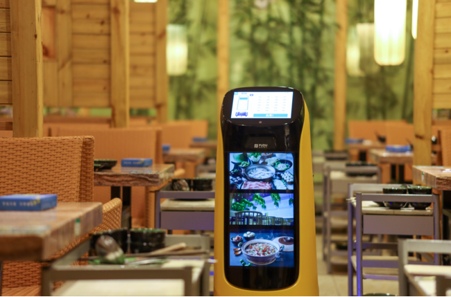 広告ディスプレイ付配膳ロボットが登場！ AI音声対話で客への挨拶も可能