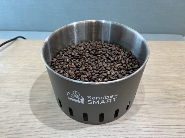 Sandbox Smart R2で焙煎したコーヒー豆を冷ましている写真