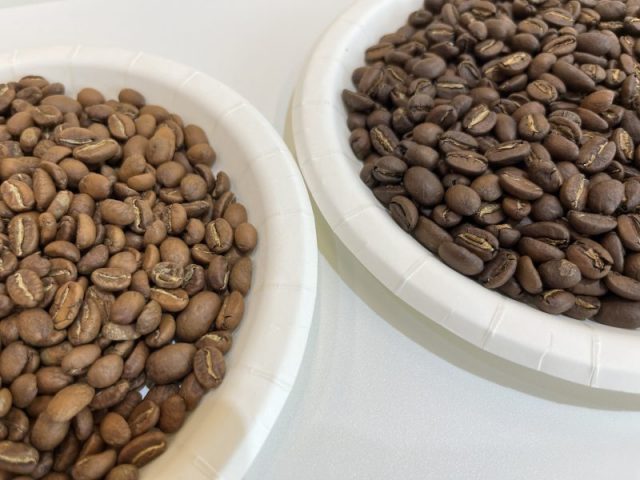 浅煎りと中煎りのコーヒー豆の写真
