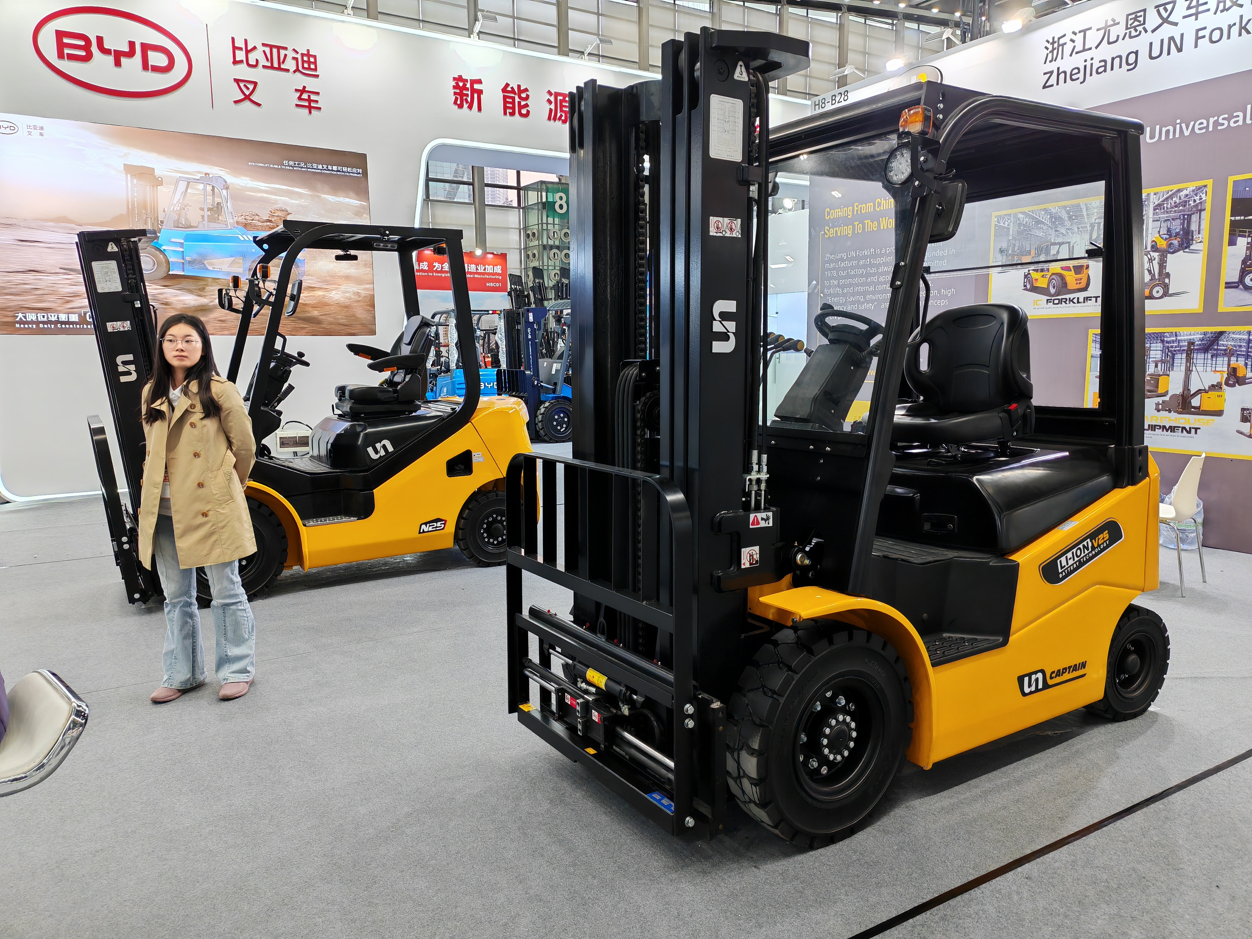 電動フォークリフト、倉庫内作業向けロボットアームなどが集結。深圳国際物流展「LogiMAT China 2024」