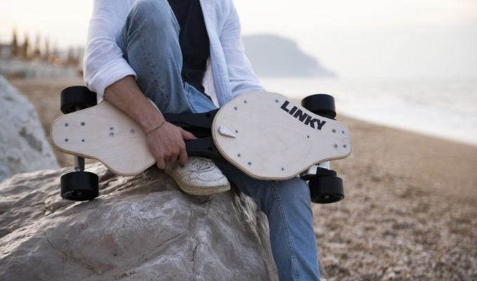 バッグに入れて持ち運び可能、折りたたみ式電動スケートボード「Linky 2.0」