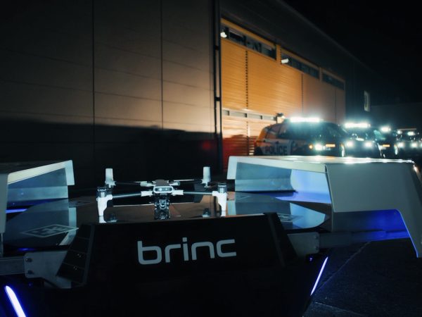 米BRINC、緊急対応専用の新型ドローン発表。AEDや救命胴衣の運搬も